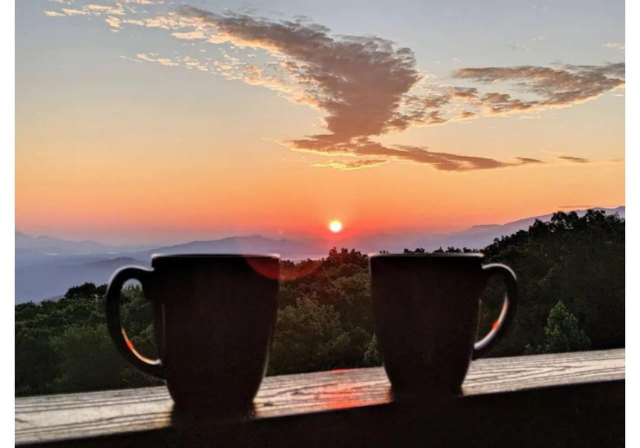 Wow Views!!-Mountain Escape-Outdoor Pool-Close To Downtown-Wifi-Cable-Private Balcony Gatlinburg Exterior photo