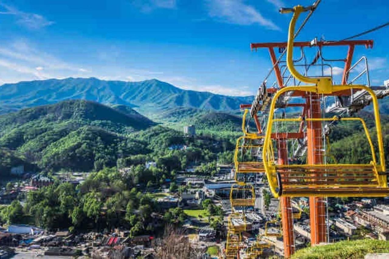 Wow Views!!-Mountain Escape-Outdoor Pool-Close To Downtown-Wifi-Cable-Private Balcony Gatlinburg Exterior photo